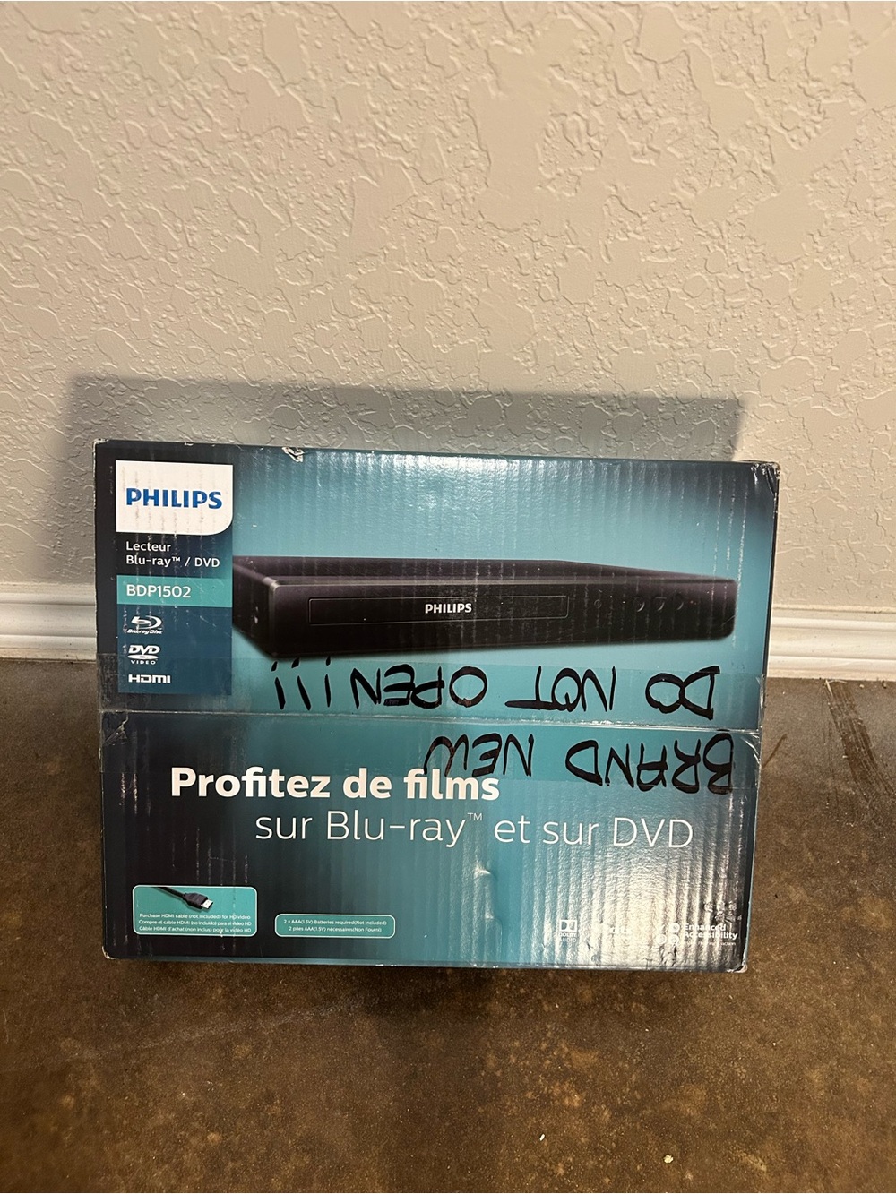 Philips Blu-ray/DVD Player in Black and Teal Packaging